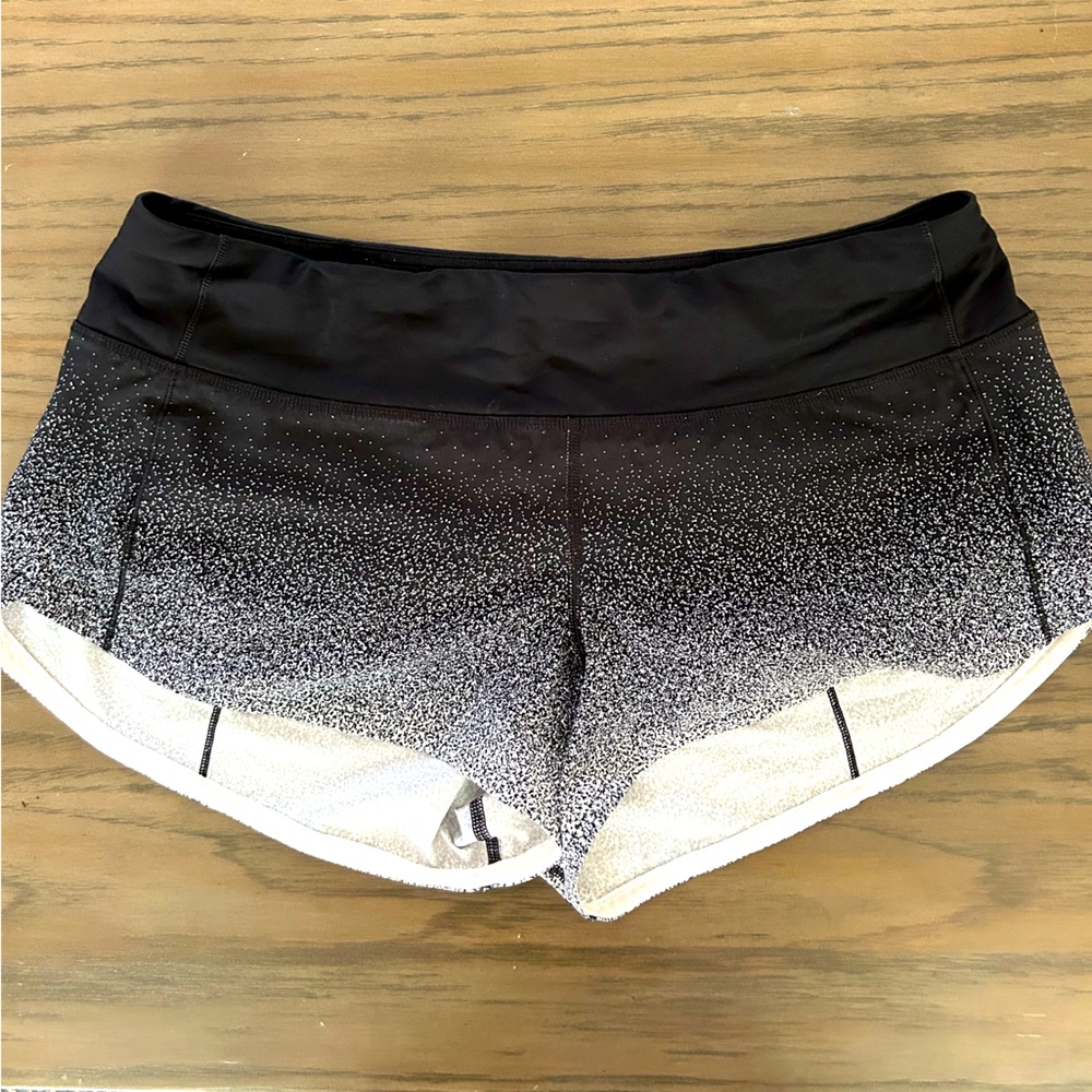 LuLulemon speed up short. 2.5 in inseam. Black and white ombré